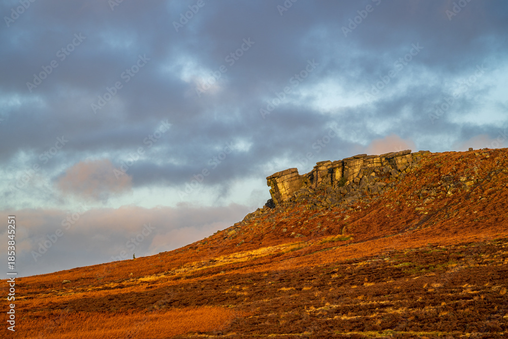 Obraz premium A Peak District National Park winter sunrise at Higger Tor, South Yorkshire, England. UK.