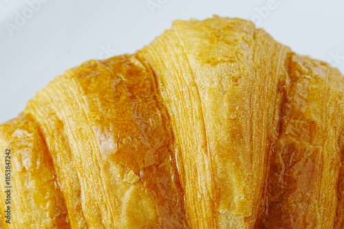 Fotografie A golden-brown, flaky butter croissant served on a white plate