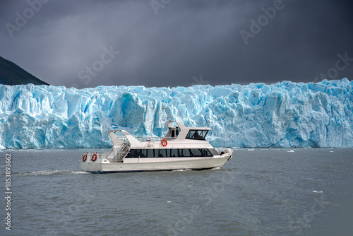 Quadro su tela Ein Schiff fährt mit Touristen direkt vor dem Perito-Moreno-Gletscher in Patagon