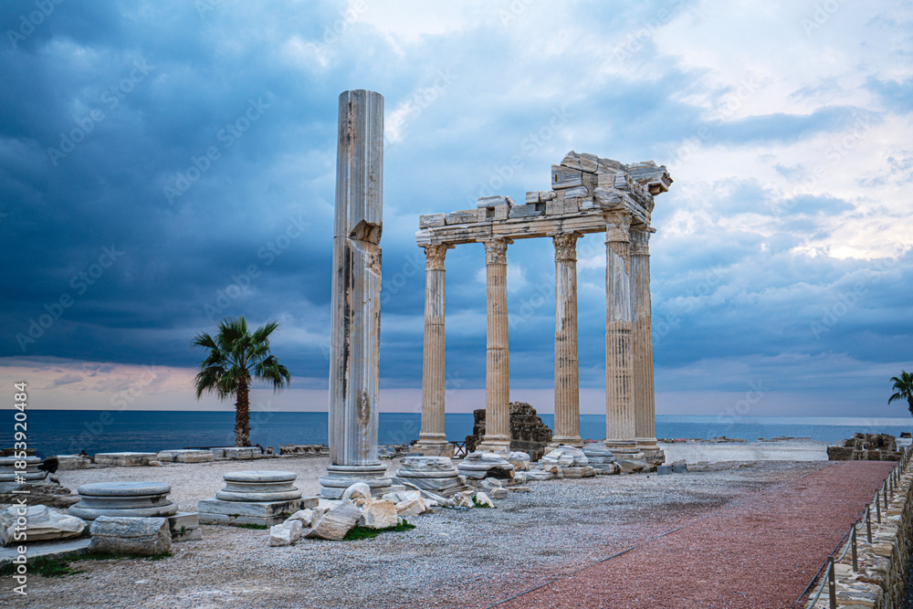 Fototapeta premium The scenic views of the exquisite Temple of Apollo stands proudly in Side Old Town on the tip of the peninsula near the beach, Antalya, Turkey