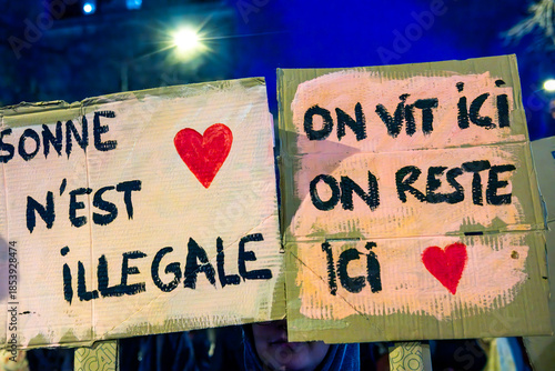 slogans en faveur des migrants lors d'une manifestation pro migrants dans les rues de Paris en France