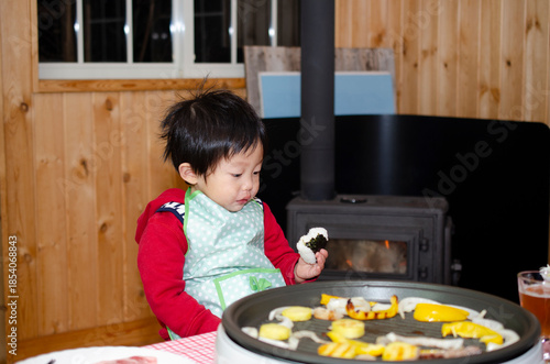 ホットプレートで食事中の子供