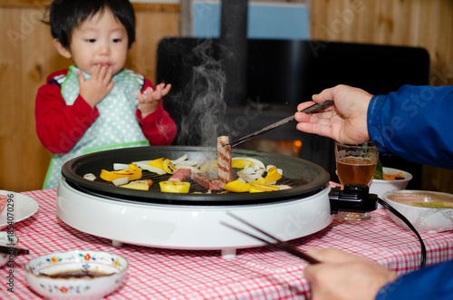 ホットプレートで食事中の家族