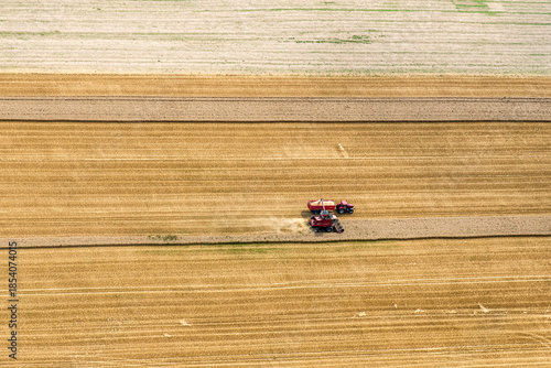 vue aérienne d'un tracteur dans un champ en Seine maritime en France