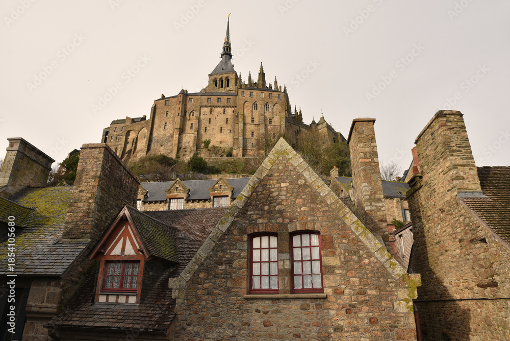 Fototapeta premium Maisons et abbaye du Mont-Saint-Michel