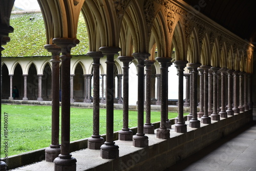 Billede på lærred Colonnades du cloître du Mont-Saint-Michel