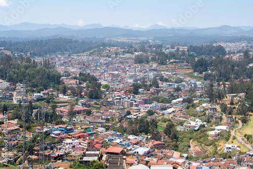 Schilderij op canvas Cityscape of Ooty city, India, village Udagamandalam surrounded by Nilgiri hills