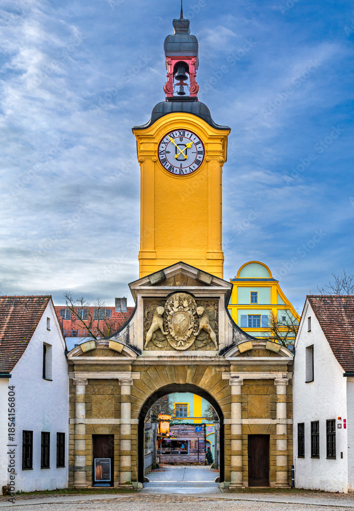 Obraz premium Neues Schloss und Bayerisches Armeemuseum, Eingangsportal, Barocker Uhrturm, Ingolstadt, Oberbayern, Bayern, Deutschland
