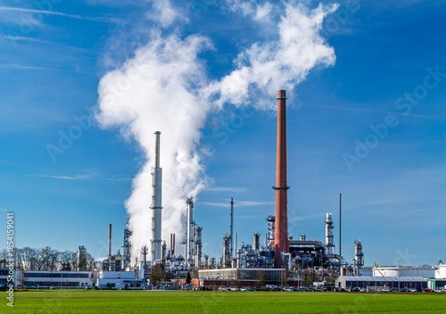 Weisser Dunst, Rauch aus einer Raffinerie, Industrieanlage, Ingolstadt, Bayern, Deutschland, Europa