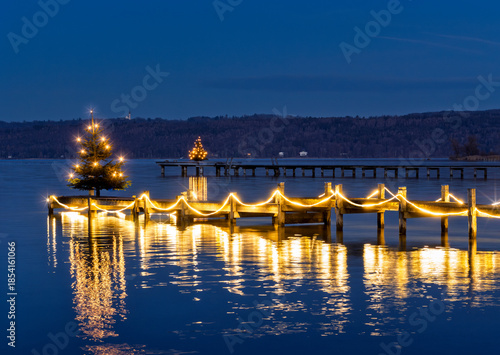 Festlich beleuchteter Steg mit einem Weihnachtsbaum am Ammersee, Dießen, Oberbayern, Bayern, Deutschland, Europa