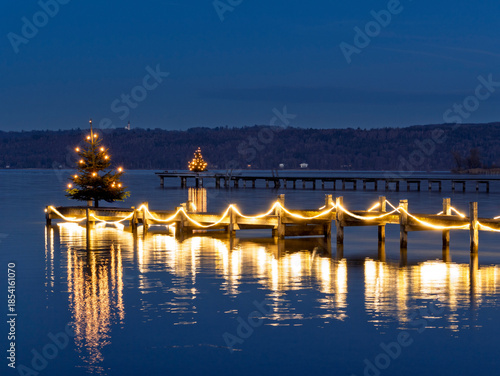Festlich beleuchteter Steg mit einem Weihnachtsbaum am Ammersee, Dießen, Oberbayern, Bayern, Deutschland, Europa