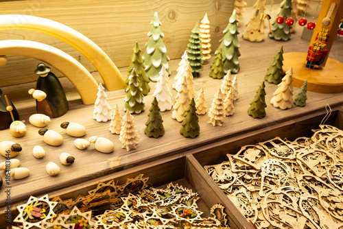 Fotografia Assorted eco-friendly holiday ornaments in a gift shop at the Christmas market