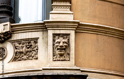 criatura en el balcón