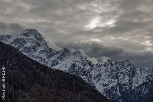 Wallpaper Mural catena montuosa innevata e lontana nelle Alpi Italiane nell'area nord-est della regione Friuli Venezia Giulia, al tramonto, in inverno, con cielo coperto Torontodigital.ca
