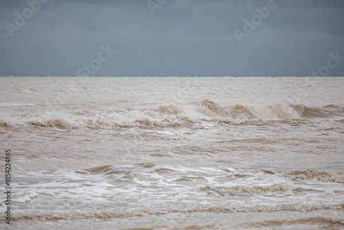 dettagli del mare Adriatico mosso, con vista fino all'orizzonte, di giorno, con cielo nuvoloso e scuro all'arrivo di un temporale