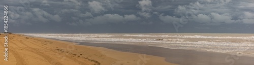 costiera della regione Veneto, in Italia, con vista diretta sul Mare Adriatico agitato e con cielo coperto e nuvoloso, con un temporale in arrivo