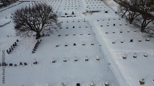 Vue aérienne d'un cimetière enneigé en hiver au Québec, Canada