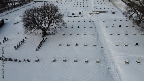 Vue aérienne d'un cimetière enneigé en hiver au Québec, Canada
