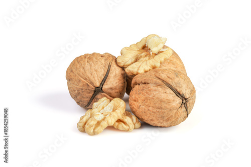 noix avec cerneaux en gros plan sur fond blanc