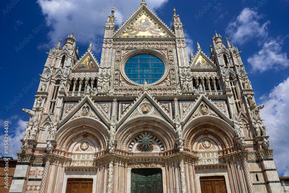 Fototapeta premium Front view of the cathedral of Siena