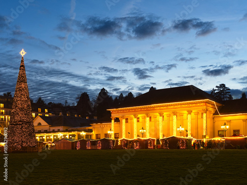 Foto Majestic Christmas tree with star beside Baden-Baden casino building with column