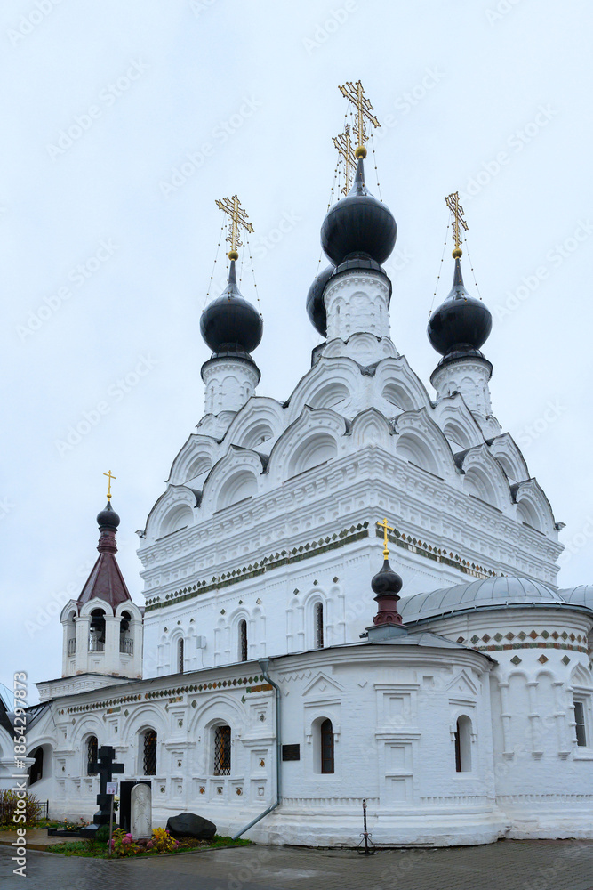 Fototapeta premium Murom's majestic church boasts rich history under a cloudy sky