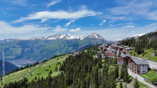 Vidéo drone de la station de ski de La Ronzière en été, Alpes Française 