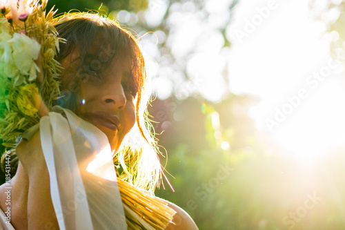 Fotografie Portrait of a woman with a bridal bouquet at sunset