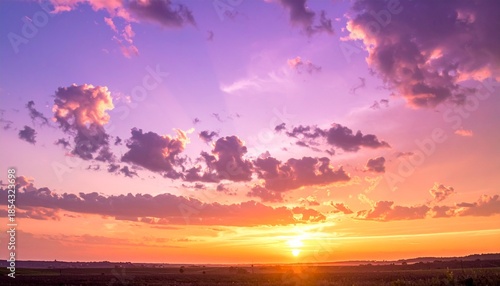 夕焼け 空 グラデーション 雲 黄昏 パステルカラー 幻想的 穏やか ヒーリング マジックアワー 紫 黄金色 地平線 旅情 ノスタルジー 自由 輝き 安らぎ 広大 明け方