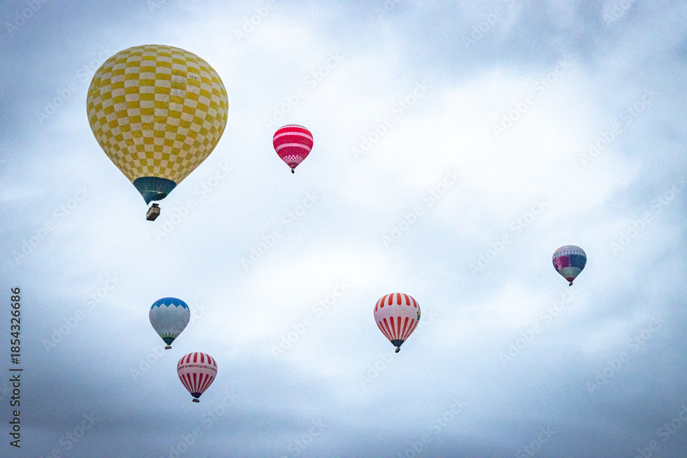 Obraz premium hot air balloons, cappadocia, adventure, sunrise, balooning, colourful, rock formations, goreme, turkiye, turkey