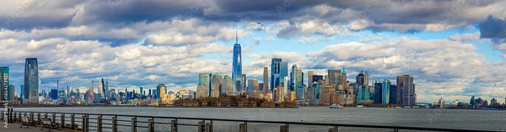 Obraz premium Panoramic view of Lower Manhattan skyline from Jersey City waterfront promenade