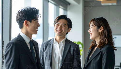 笑顔で会話する会社員