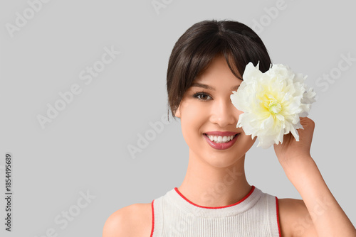 Smiling young woman with pe...