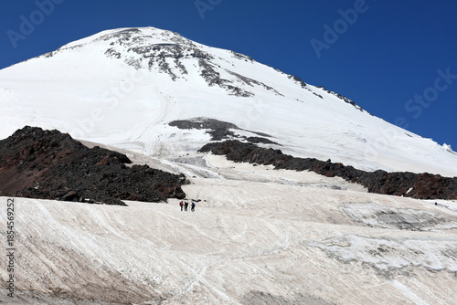 Canvas Print Group of people hiking up snow-covered peak of Mount Elbrus