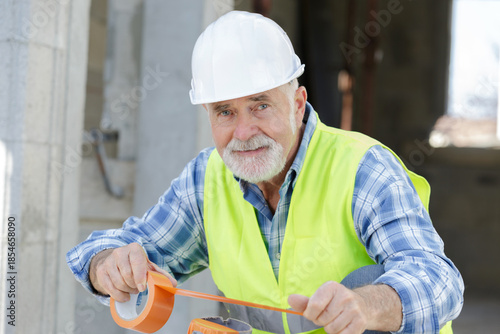 Photos senior man builder posing outdoors