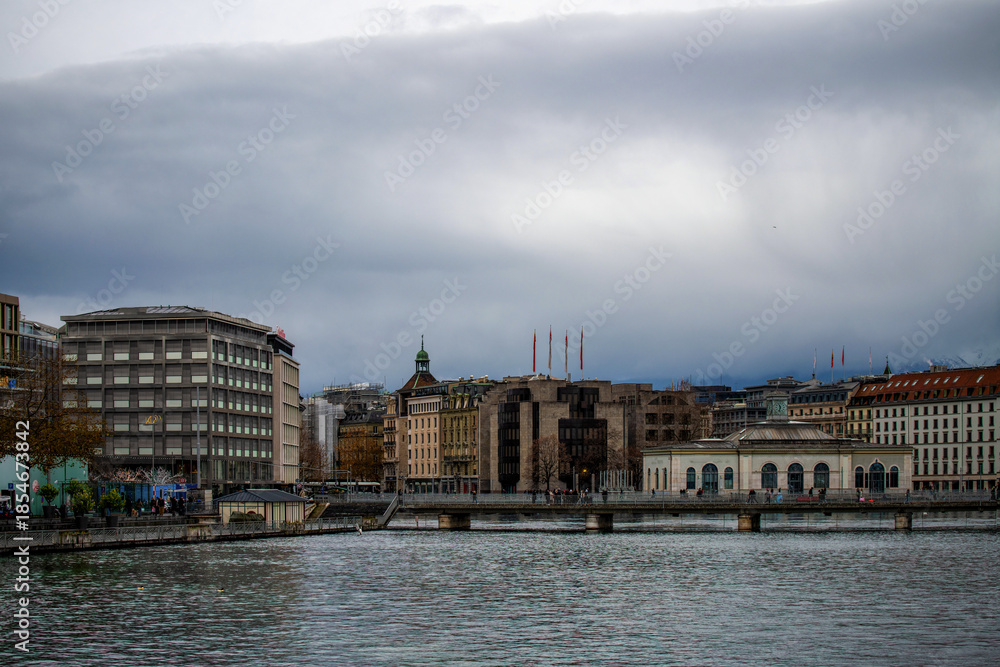 Fototapeta premium Jour d'automne sur les rives du lac de Genève