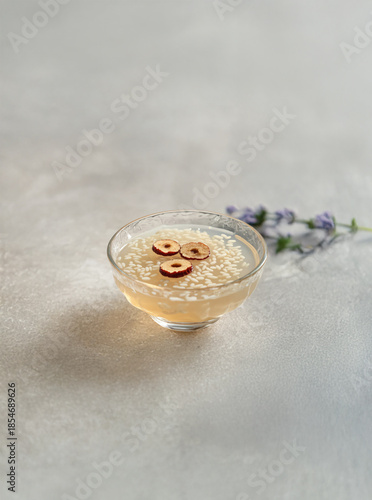 식혜, 음료, 음료수, 한국 전통 음료, 전통 음료수, 명절, 후식, 디저트, 대추, 고명, 수제, 특산품, 가정식, 전통