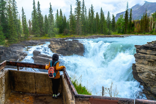 Cuadro en lienzo Tourist admiring athabasca falls in jasper national park, canada