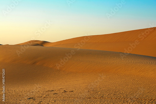 Fotografie Sunset over the desert of Al Khatim in Abu Dhabi, Emirates
