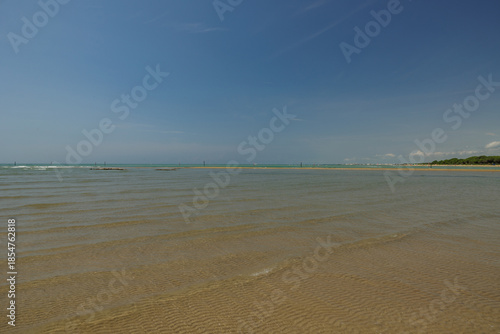 vista panoramica su un'area costiera sul mare Adriatico in Veneto, nell'Italia nord orientale, di giorno, in estate