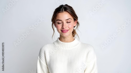 純白の背景に立つ白人女性を、超高精細で撮影したポートレート映像です。
柔らかなスタジオ光が、自然な微笑みと肌の質感を美しく引き立てます。