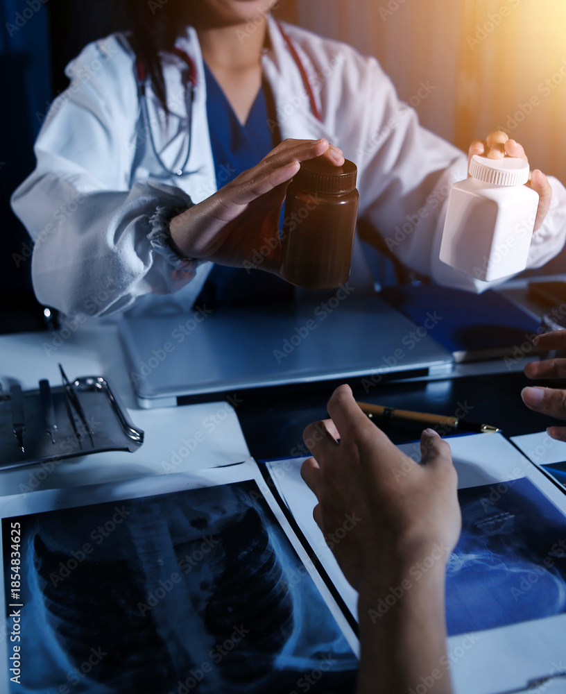 Obraz premium Doctors are meeting at the hospital to discuss treatment options and share experiences with colleagues.