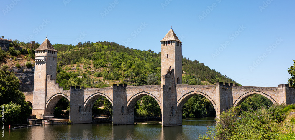 Fototapeta premium Pont Valentré à Cahors, pont médiéval emblématique sur le Lot, patrimoine historique du sud-ouest de la France