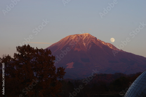 大山と月