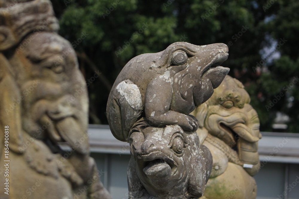 Obraz premium Traditional Stone Sculptures Depicting Mythical Guardians in a Temple Setting