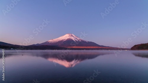 夜明けの山中湖の湖面に映る紅富士Timelapse