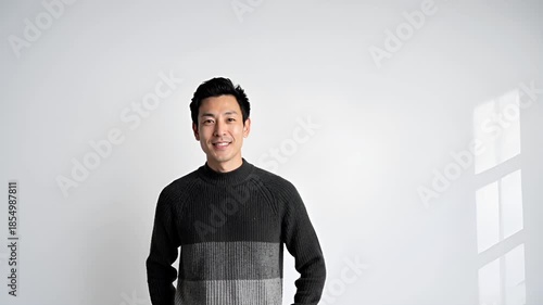 白背景のスタジオで撮影された日本人男性の上半身ポートレート。
ニットセーター姿で、IT・企画・コンサル業界を想起させる清潔感ある印象。
柔らかなライティングと浅い被写界深度により、信頼感と親しみやすさを表現。