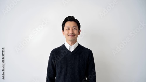 白背景のスタジオで撮影された日本人男性の上半身ポートレート。
ニットセーター姿で、IT・企画・コンサル業界を想起させる清潔感ある印象。
柔らかなライティングと浅い被写界深度により、信頼感と親しみやすさを表現。