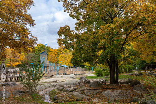 Moderner schöner öffentlicher Erlebnis Spielplatz im Grünen mit Bäumen Gerüsten und Rutschen, München, Westpark im Herbst - Spiel- und Aktionsfläche