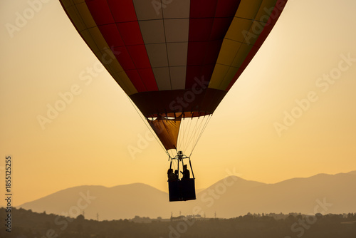 Mongolfiere colorate si alzano in volo all'alba